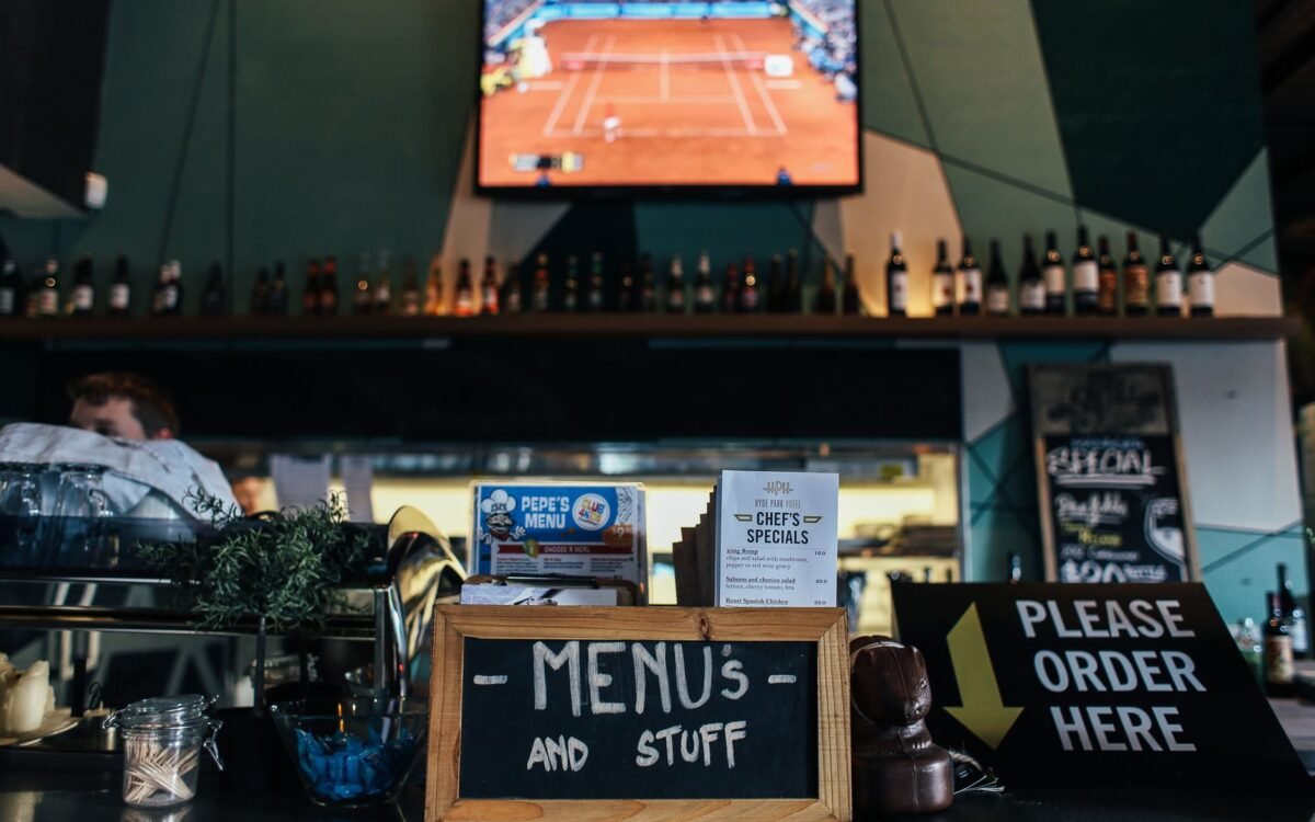 Restaurante em Pomerode com cardápio digital em tela interativa exibindo pratos e promoções do menu
