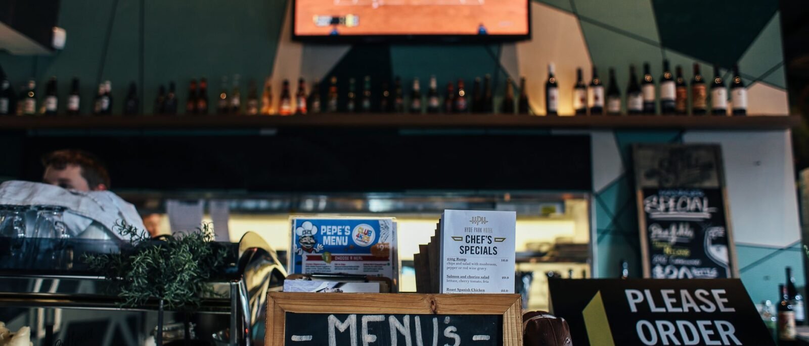 Restaurante em Pomerode com cardápio digital em tela interativa exibindo pratos e promoções do menu