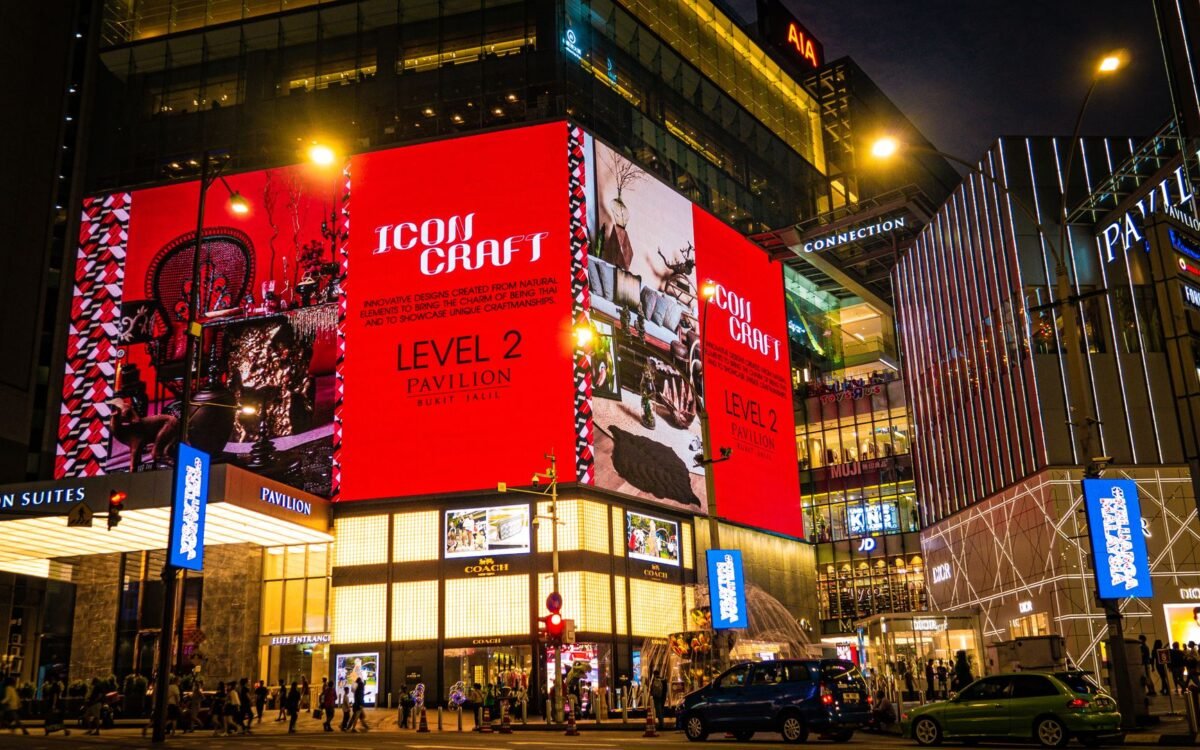 Diferença entre propaganda local e mídia indoor: displays digitais em ambiente comercial de Pomerode