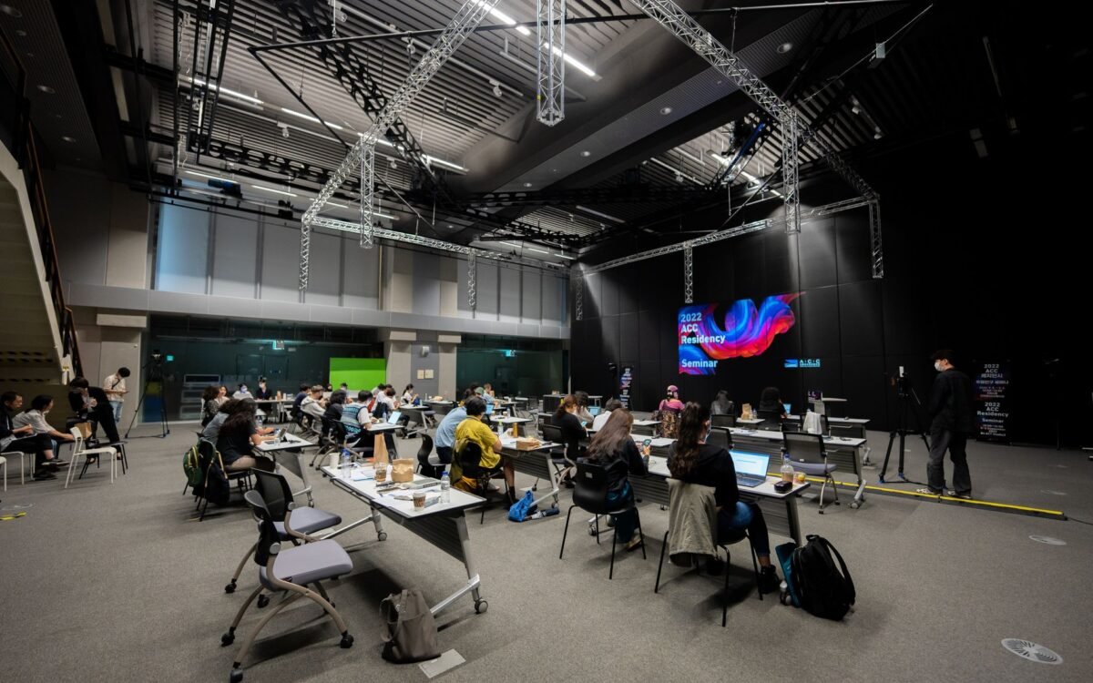 Displays indoor para eventos em congresso mostrando telas digitais interativas capturando atenção da audiência em Pomerode