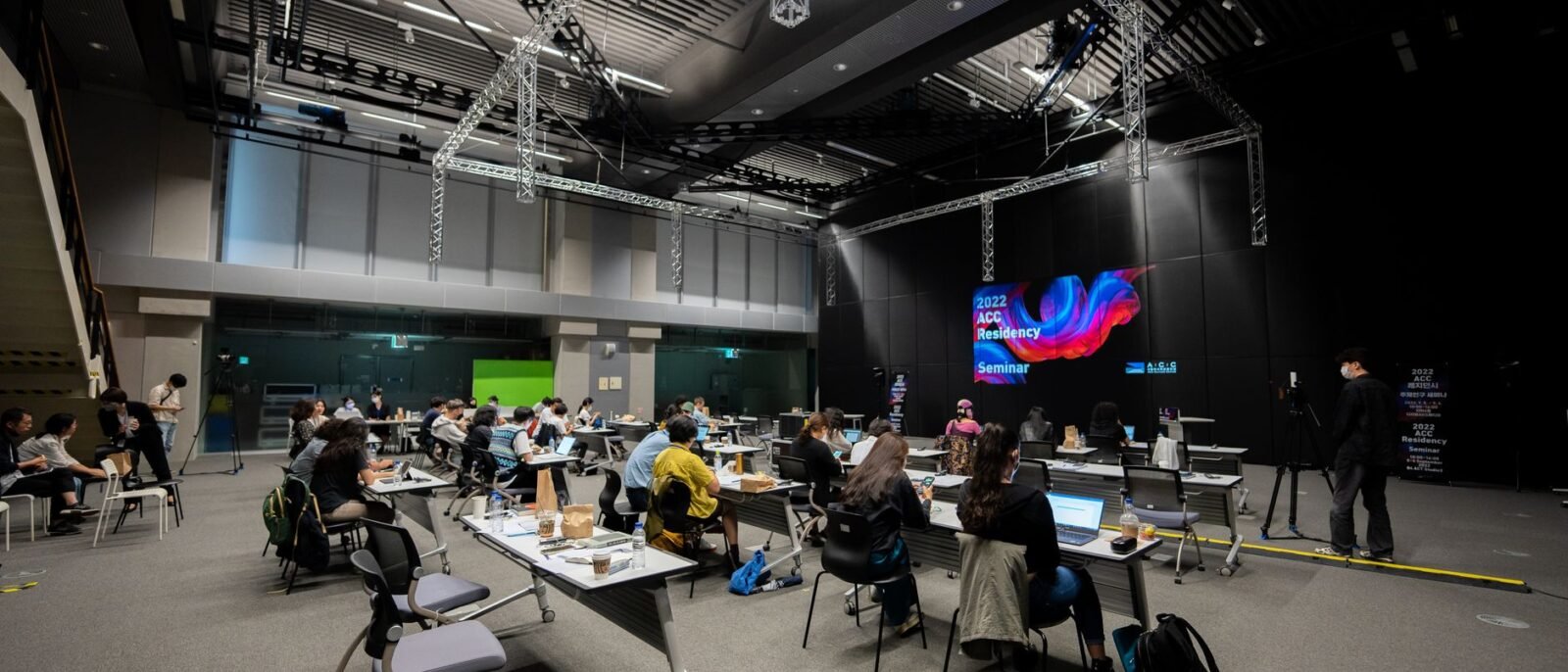 Displays indoor para eventos em congresso mostrando telas digitais interativas capturando atenção da audiência em Pomerode