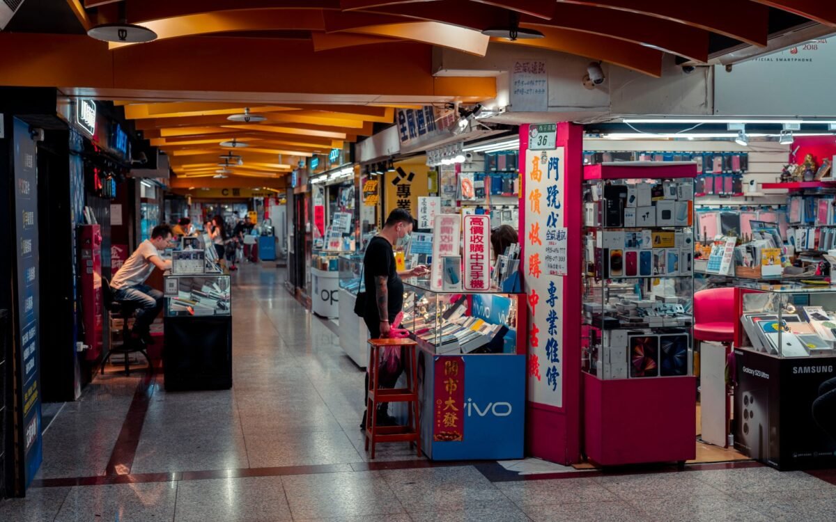 Telas digitais em vitrine de comércio em Pomerode mostrando publicidade e conteúdo interativo