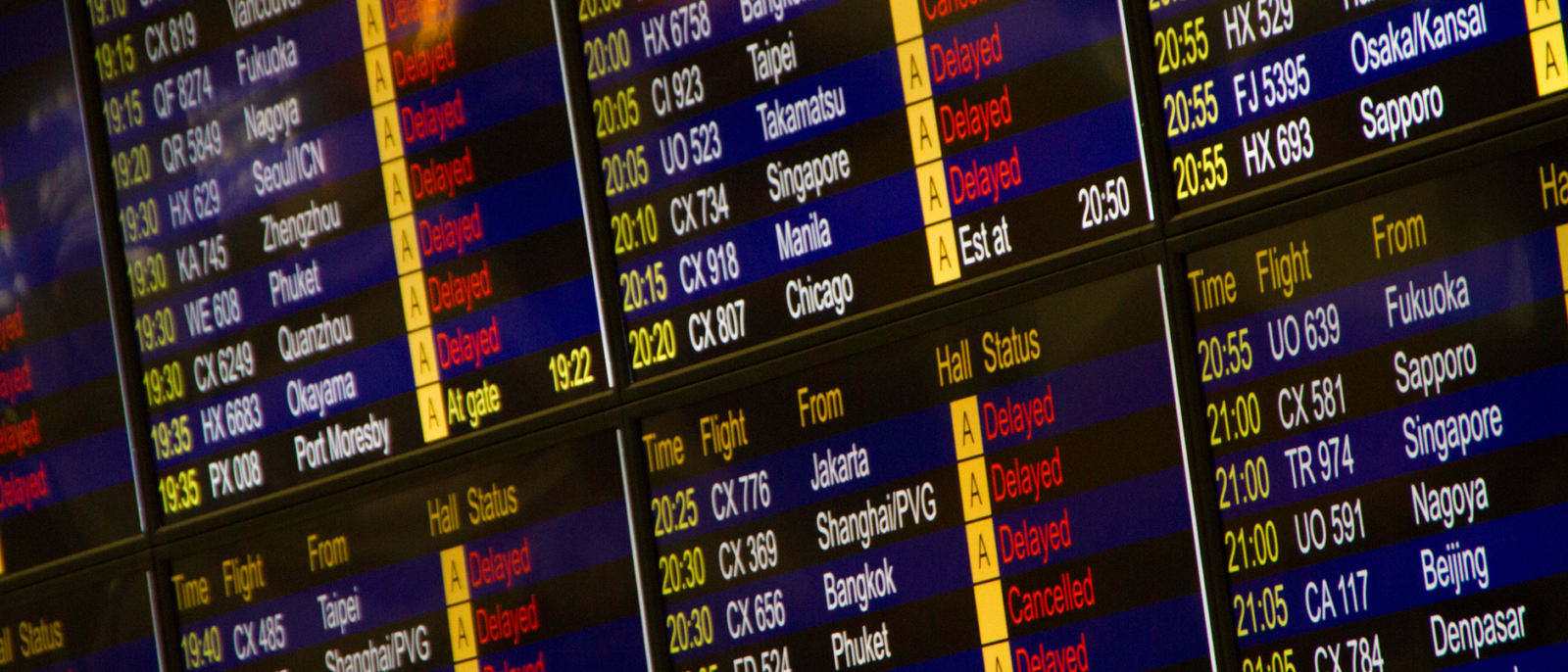 Detalhe de painel digital de informações de voos mostrando chegadas e partidas em um aeroporto