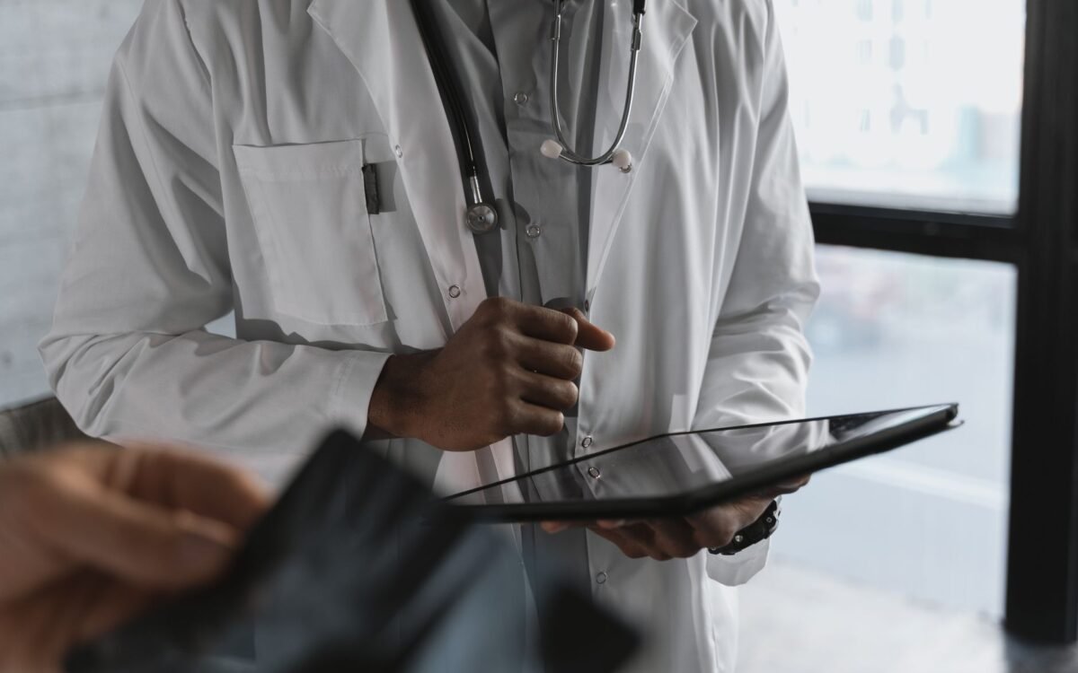 Display indoor em consultório médico exibindo informações de serviços e reduzindo ansiedade de pacientes em Pomerode