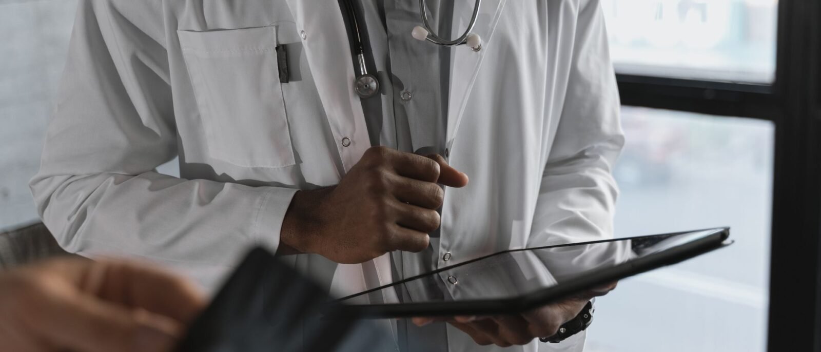 Display indoor em consultório médico exibindo informações de serviços e reduzindo ansiedade de pacientes em Pomerode