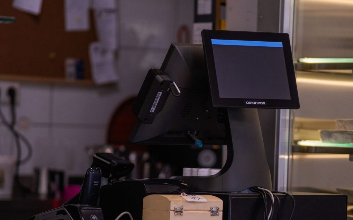 Uma configuração moderna de sistema de ponto de venda em um café de Izmir, pronta para transações