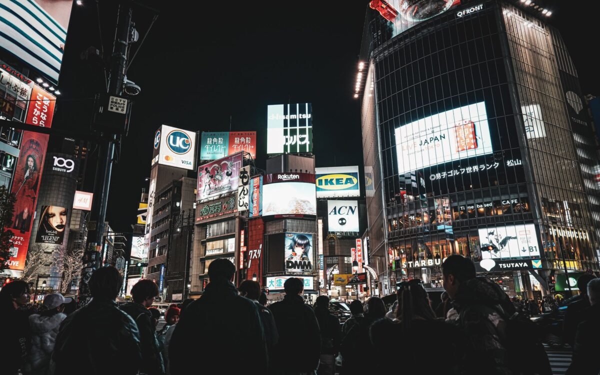 Comparação entre displays indoor em ambiente comercial e estruturas de mídia outdoor em Pomerode, SC - mídia indoor vs outdoor diferença