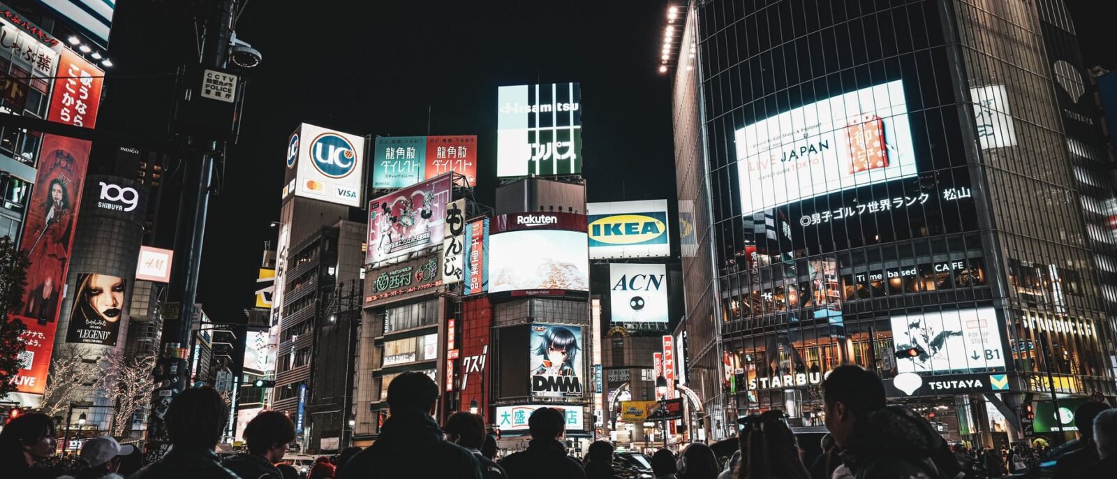 Comparação entre displays indoor em ambiente comercial e estruturas de mídia outdoor em Pomerode, SC - mídia indoor vs outdoor diferença