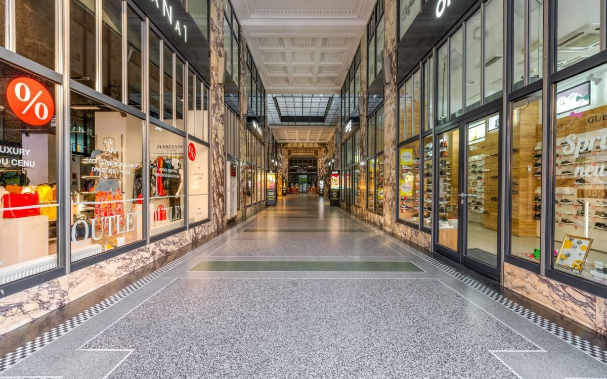 Uma vista arquitetônica de um corredor de shopping elegante em Praga, República Tcheca