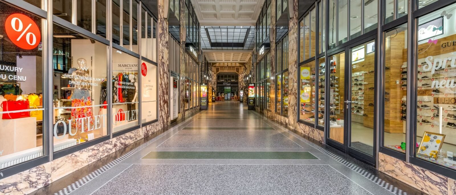 Uma vista arquitetônica de um corredor de shopping elegante em Praga, República Tcheca