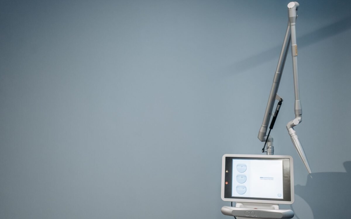 Um dispositivo médico de alta tecnologia com tela de tablet em um ambiente clínico