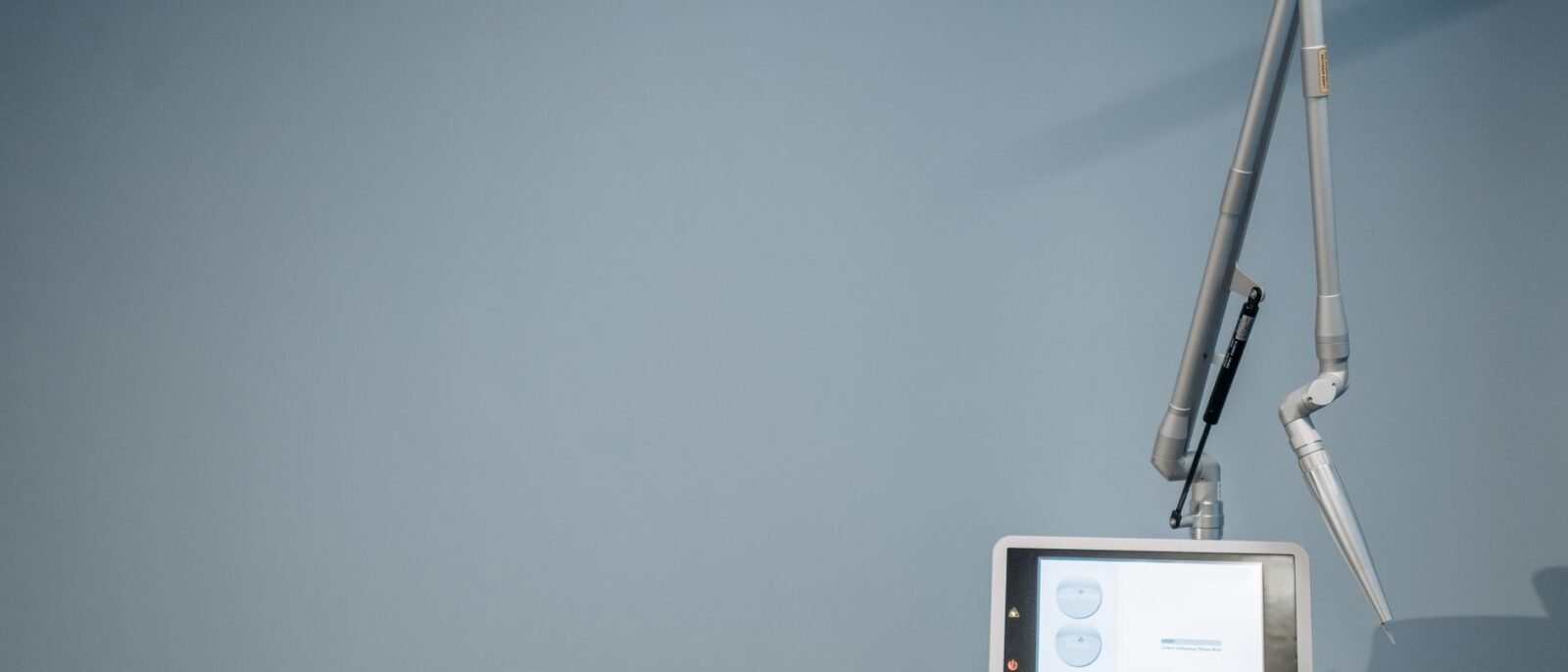 Um dispositivo médico de alta tecnologia com tela de tablet em um ambiente clínico