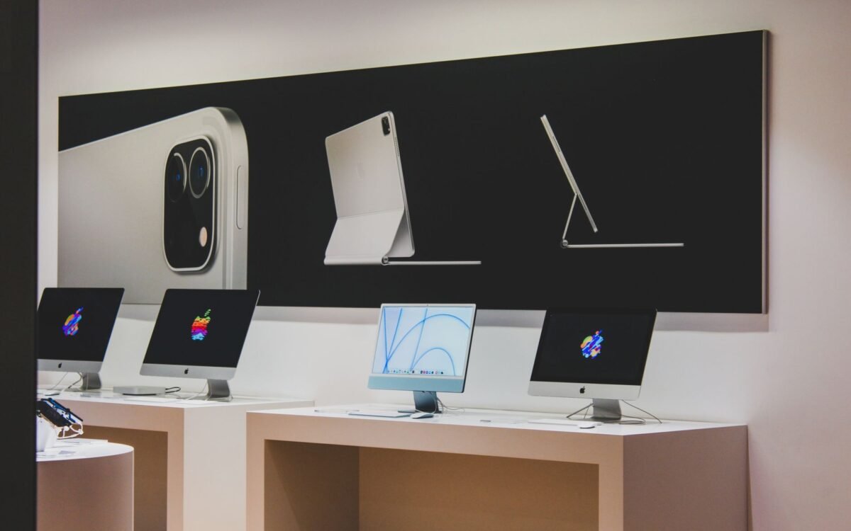 Uma elegante loja de informática com monitores de desktop modernos e anúncios de tecnologia