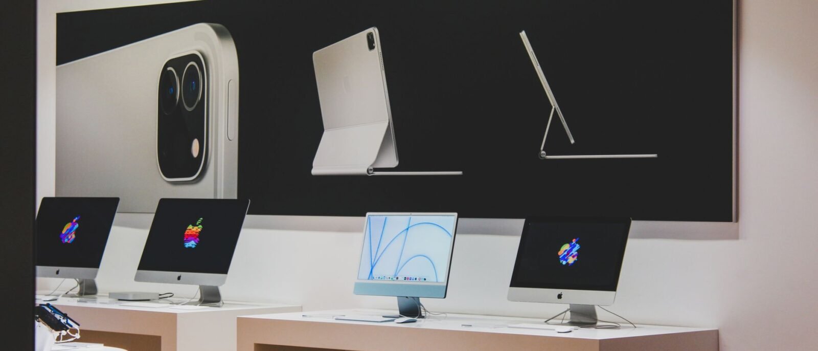 Uma elegante loja de informática com displays de computadores modernos e anúncios de tecnologia