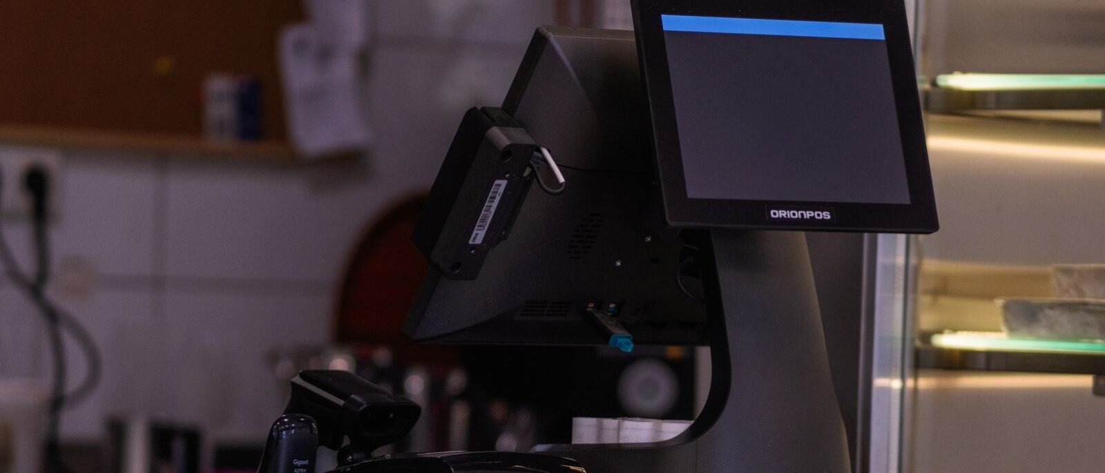 Uma configuração moderna de sistema de ponto de venda em um café em Izmir, pronta para transações