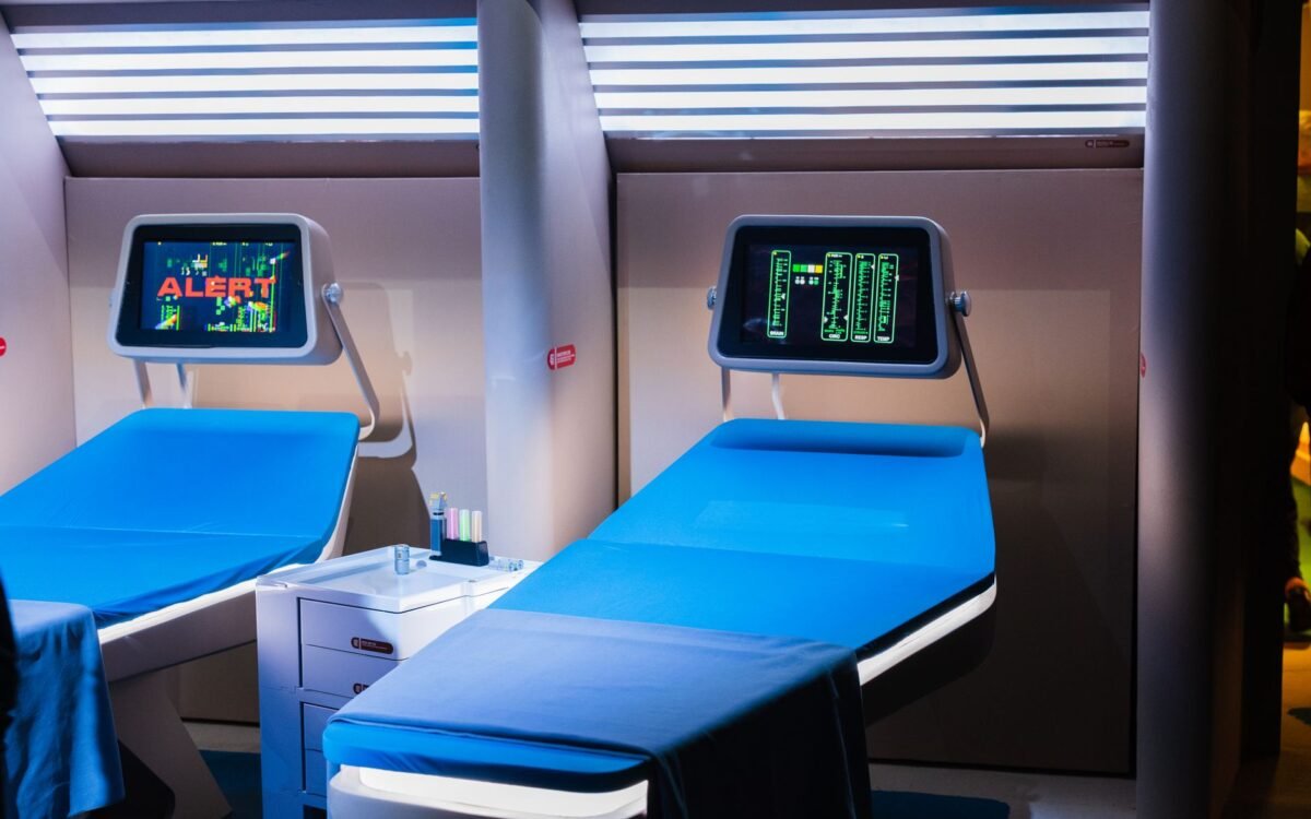Uma sala de hospital moderna com equipamentos médicos avançados e displays digitais