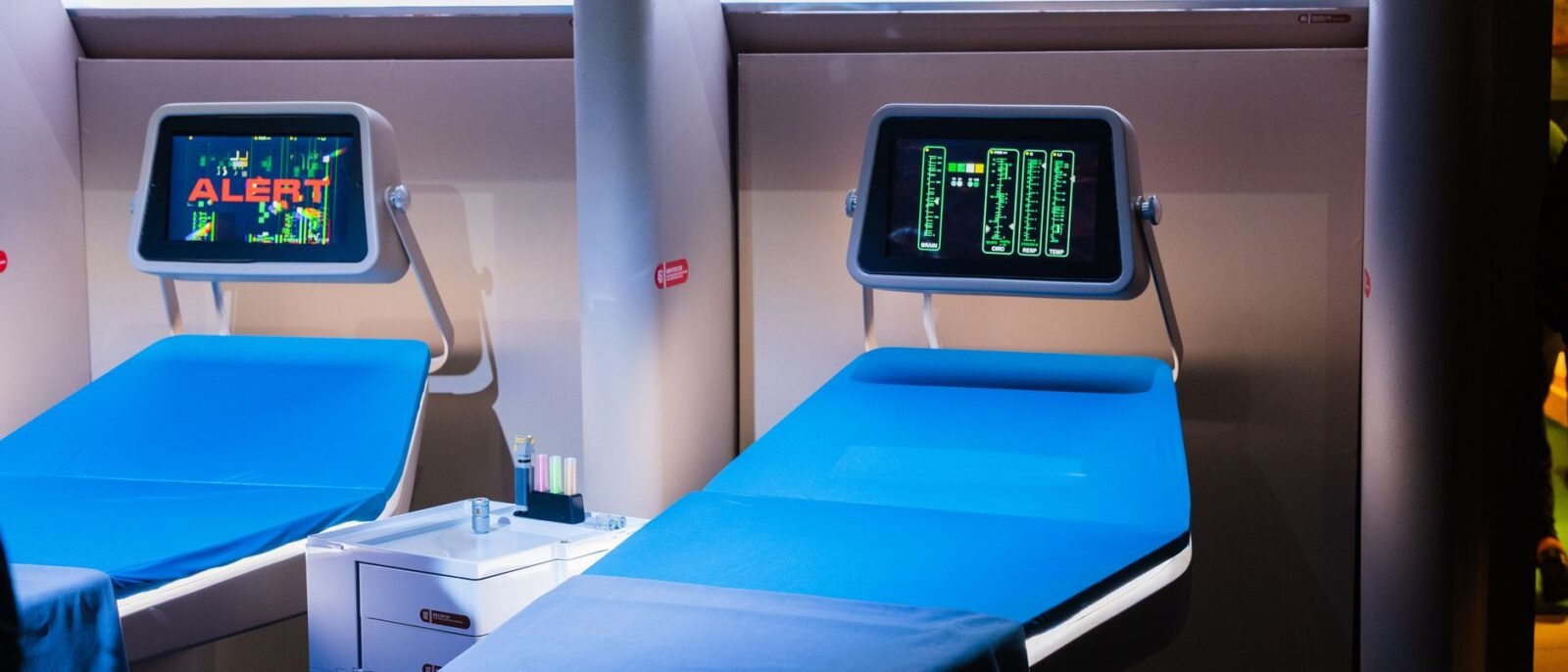Uma sala de hospital moderna com equipamentos médicos avançados e displays digitais
