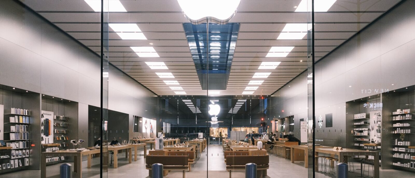 Explore o design minimalista de um interior de loja de tecnologia moderna, mostrando um layout brilhante e elegante