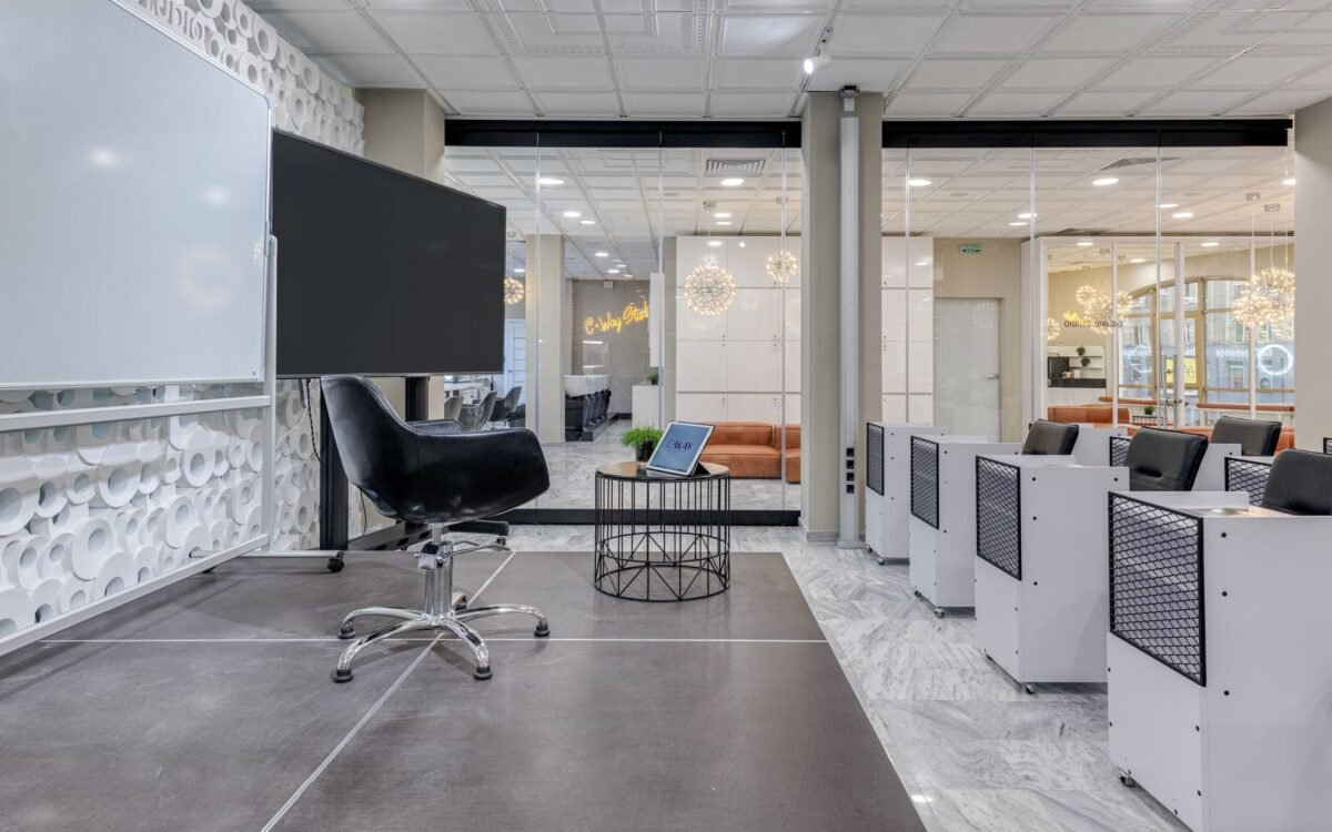 Uma sala de conferência contemporânea com cadeiras, telas e quadros de apresentação
