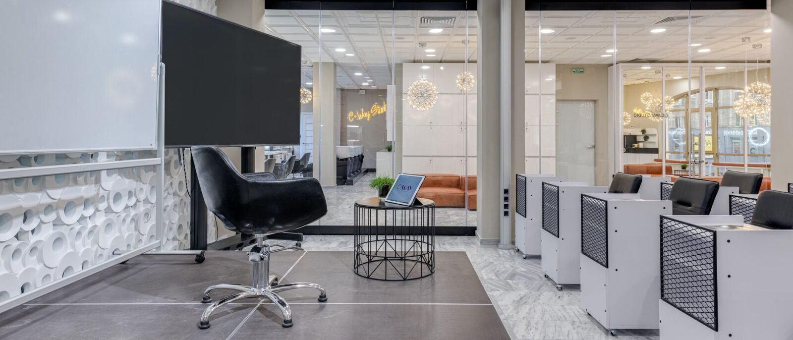 Uma sala de conferência contemporânea com cadeiras, telas e quadros de apresentação